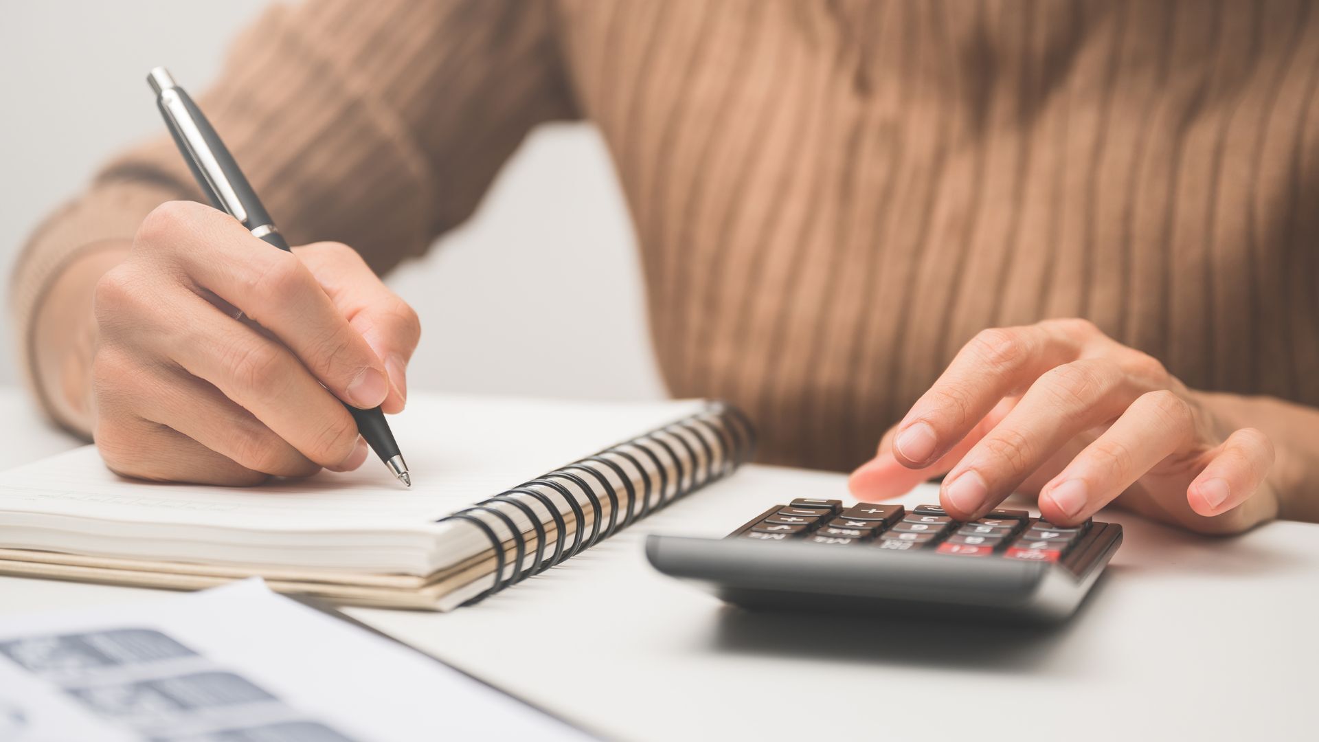 Persona calculant el cost del carnet de conduir
